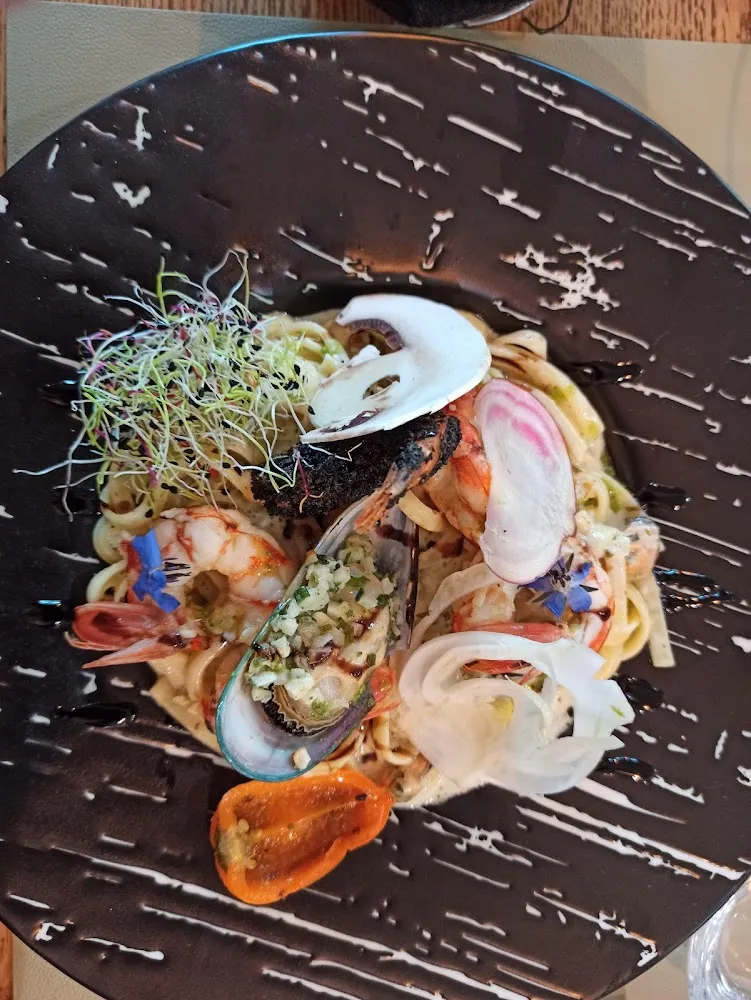 Magret de Canard Façon Tataki Et Tagliatelles Crème de Moules Marinières Et Gambas